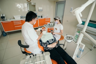стоматологические процедуры на современном оборудовании Аристократ, стоматологическая клиника в Южно-Сахалинске